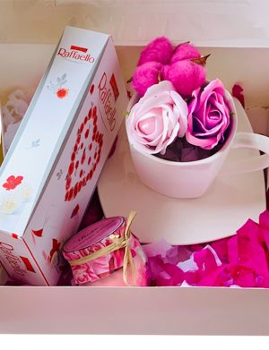 Cutie cadou cu farfurie si ceasca cu 2 trandafiri de sapun + 1 floare bumbac