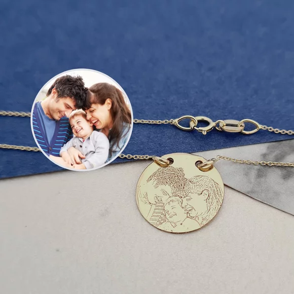Cadou femei Lantisor personalizat cu poza - Bucurii captate - Pandantiv banut 15 mm - Aur Galben 14K